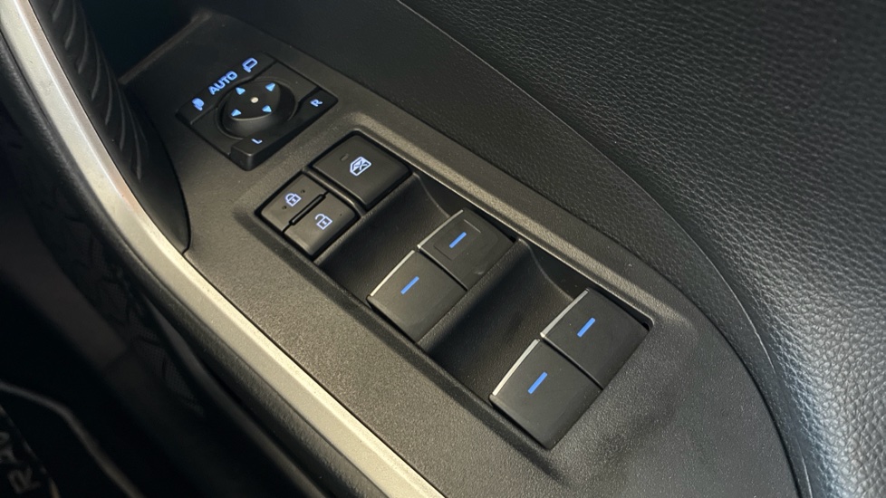 Toyota RAV4 2.5 VVT-i Hybrid Dynamic 5dr CVT Hybrid Estate - Image 34