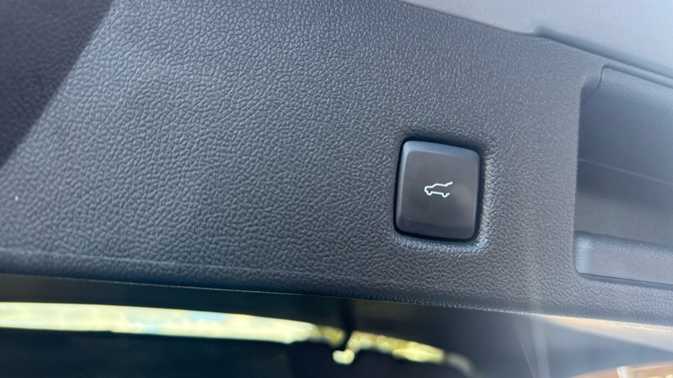 Ford Kuga 2.5 FHEV Vignale 5dr CVT Hybrid Estate - Image 21