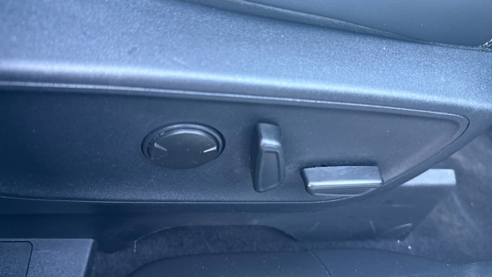 Ford Kuga 2.5 FHEV Vignale 5dr CVT Hybrid Estate - Image 30