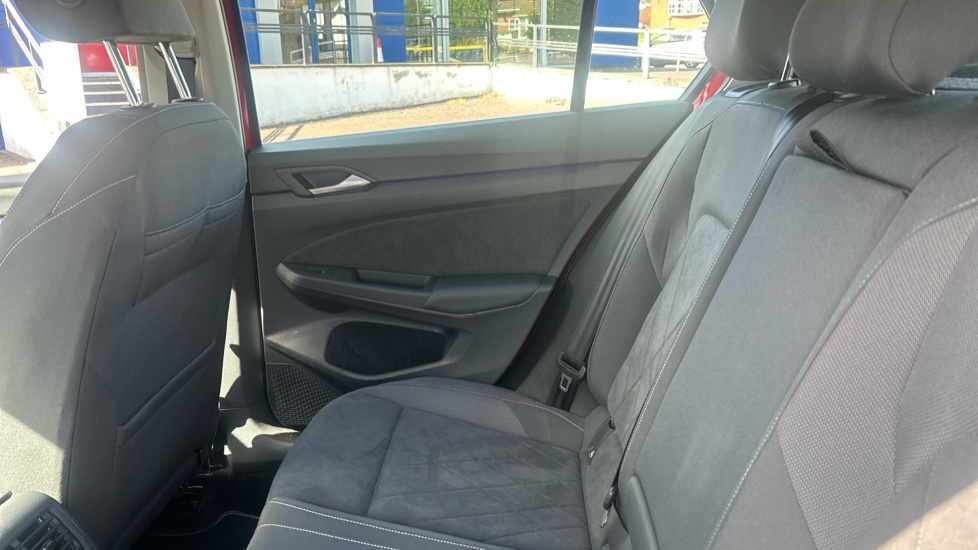 Volkswagen Golf 1.5 eTSI Style 5dr DSG Petrol Hatchback - Image 16