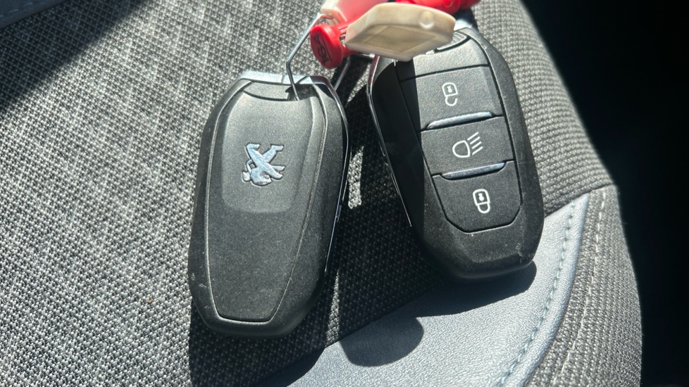 Peugeot 2008 1.2 PureTech Allure Premium 5dr Petrol Estate - Image 19