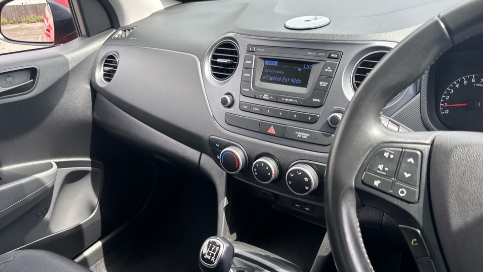 Hyundai i10 1.0 SE 5dr Petrol Hatchback - Image 14