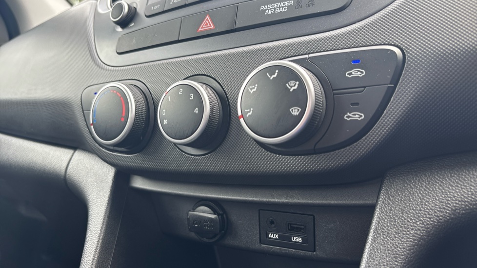 Hyundai i10 1.0 SE 5dr Petrol Hatchback - Image 30