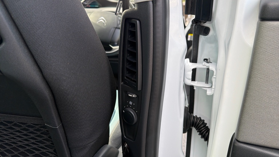 Citroen C4 Picasso 1.6 BlueHDi Feel 5dr EAT6 Diesel Estate - Image 37