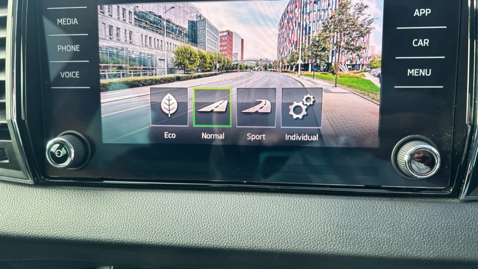 Skoda Karoq 1.5 TSI SE L 5dr Petrol Estate - Image 35