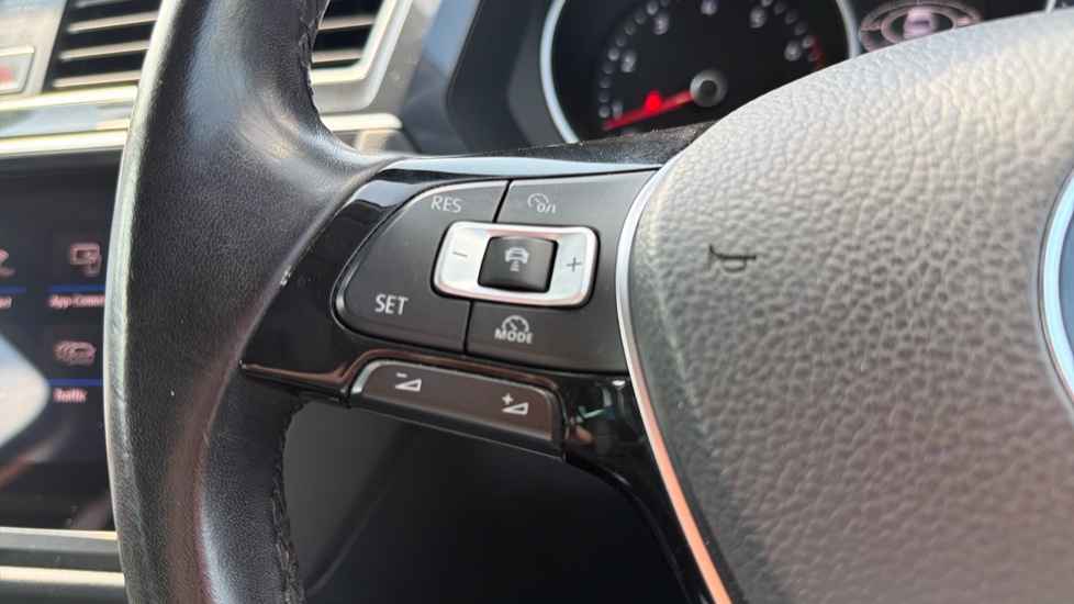 Volkswagen Tiguan 1.4 TSi 125 SE Nav 5dr Petrol Estate - Image 29