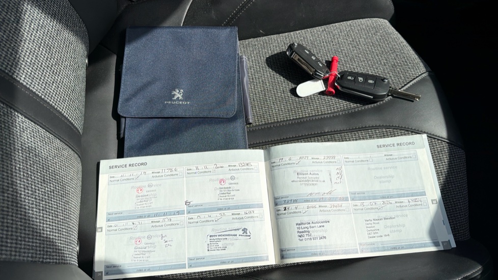 Peugeot 3008 1.2 Puretech Allure 5dr EAT6 Petrol Estate - Image 19