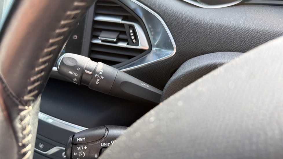 Peugeot 308 1.2 PureTech 130 Allure 5dr Petrol Hatchback - Image 31