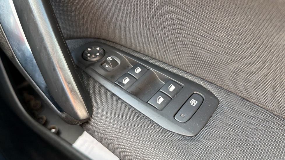 Peugeot 308 1.2 PureTech 130 Allure 5dr Petrol Hatchback - Image 33