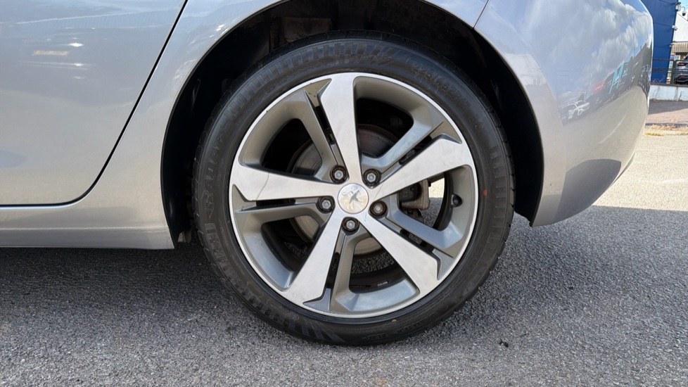 Peugeot 308 1.2 PureTech 130 Allure 5dr Petrol Hatchback - Image 36