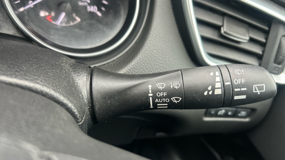 Nissan Qashqai 1.5 dCi N-Connecta 5dr Diesel Hatchback - Image 26