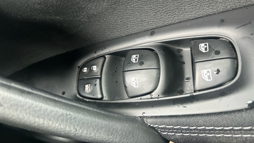 Nissan Qashqai 1.5 dCi N-Connecta 5dr Diesel Hatchback - Image 28
