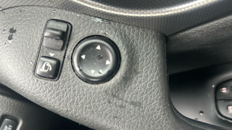 Nissan Qashqai 1.5 dCi N-Connecta 5dr Diesel Hatchback - Image 29