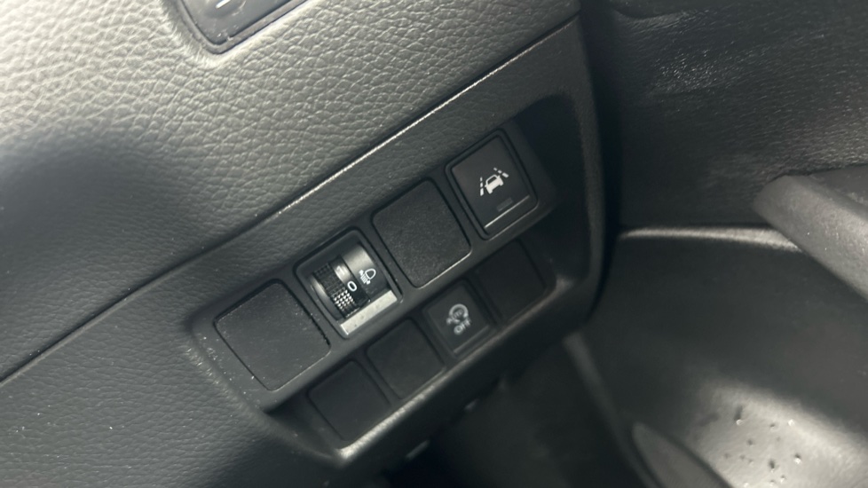 Nissan Qashqai 1.5 dCi N-Connecta 5dr Diesel Hatchback - Image 30
