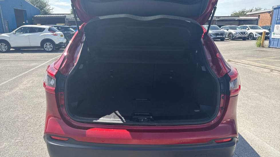 Nissan Qashqai 1.5 dCi N-Connecta 5dr Diesel Hatchback - Image 4