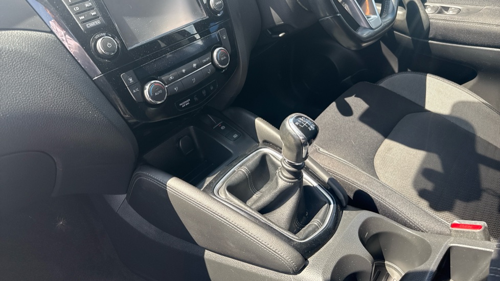 Nissan Qashqai 1.5 dCi N-Connecta 5dr Diesel Hatchback - Image 13