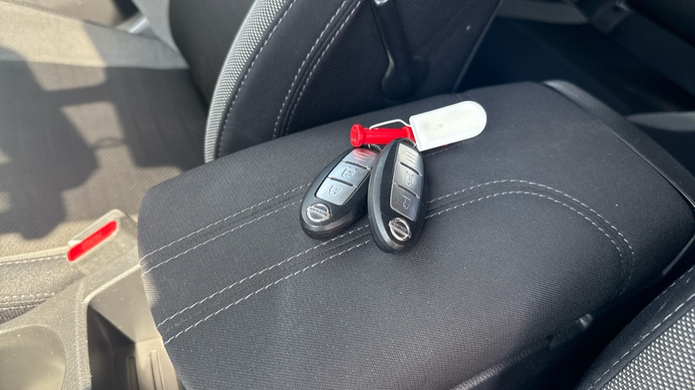 Nissan Qashqai 1.5 dCi N-Connecta 5dr Diesel Hatchback - Image 20