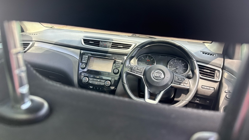 Nissan Qashqai 1.5 dCi N-Connecta 5dr Diesel Hatchback - Image 29
