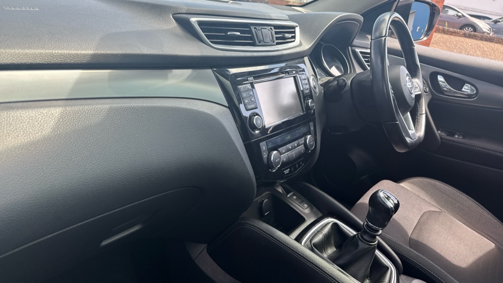 Nissan Qashqai 1.5 dCi N-Connecta 5dr Diesel Hatchback - Image 37