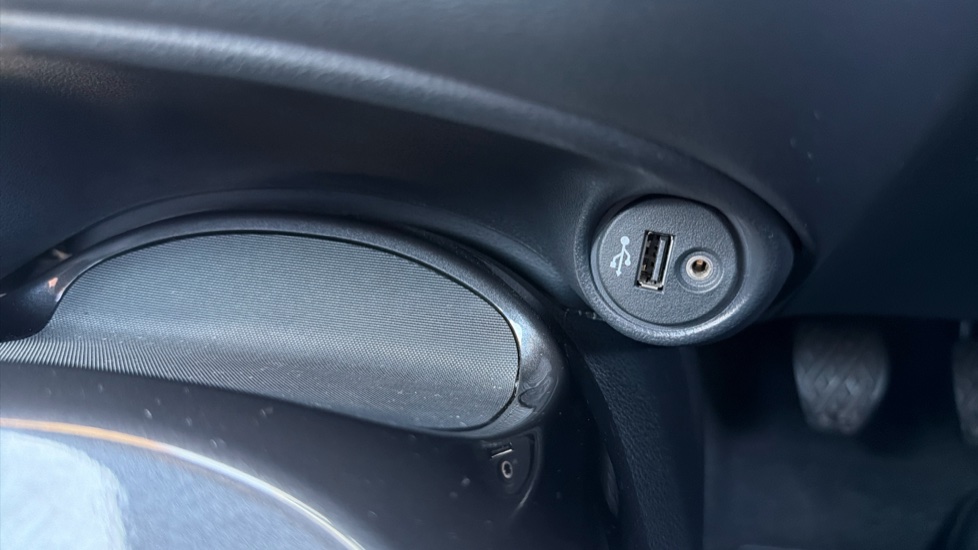 Nissan Juke 1.2 DiG-T Acenta Premium 5dr Petrol Hatchback - Image 35