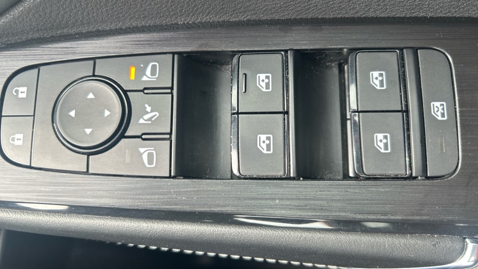 Nissan Qashqai 1.3 DiG-T MH N-Connecta 5dr Petrol Hatchback - Image 27