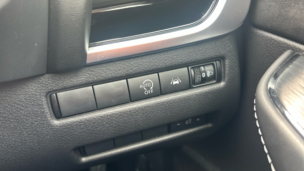 Nissan Qashqai 1.3 DiG-T MH N-Connecta 5dr Petrol Hatchback - Image 28