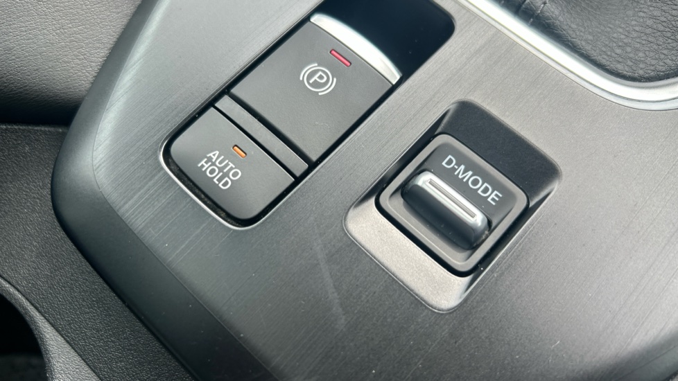 Nissan Qashqai 1.3 DiG-T MH N-Connecta 5dr Petrol Hatchback - Image 29
