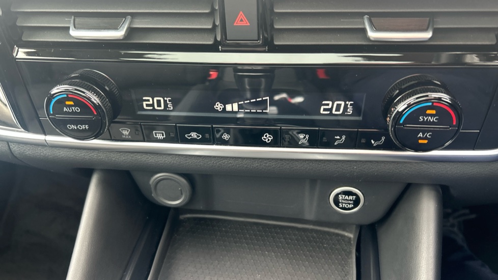Nissan Qashqai 1.3 DiG-T MH N-Connecta 5dr Petrol Hatchback - Image 30