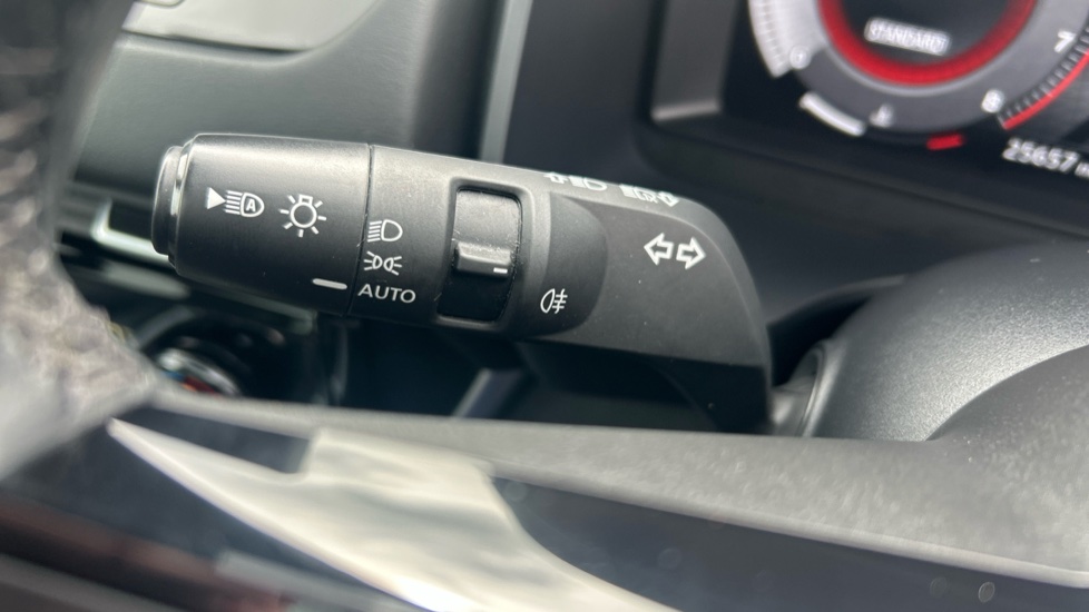 Nissan Qashqai 1.3 DiG-T MH N-Connecta 5dr Petrol Hatchback - Image 32