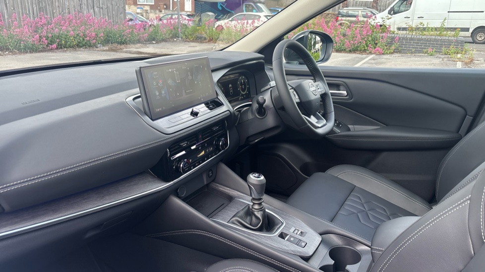 Nissan Qashqai 1.3 DiG-T MH 158 Tekna 5dr Petrol Hatchback - Image 9