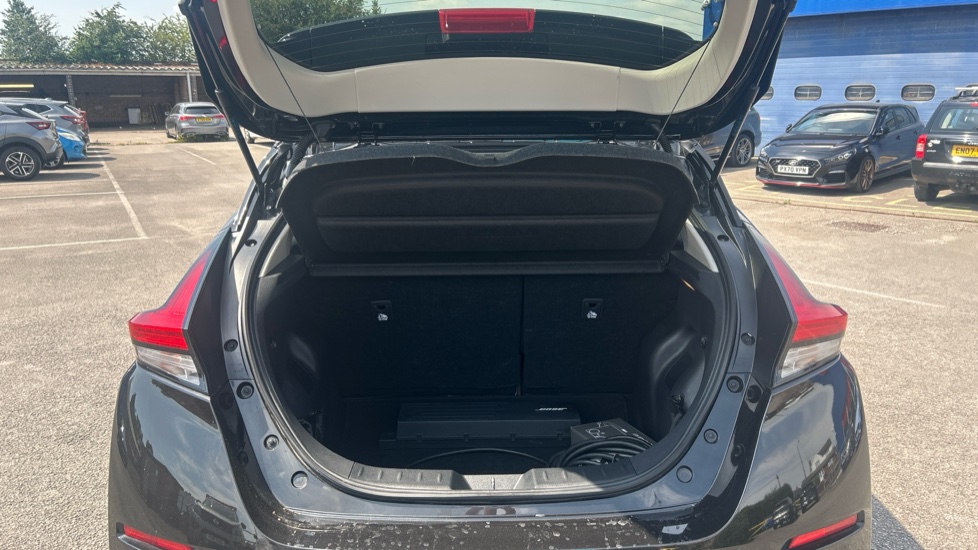Nissan LEAF 110kW Tekna 39kWh 5dr Auto Electric Hatchback - Image 4