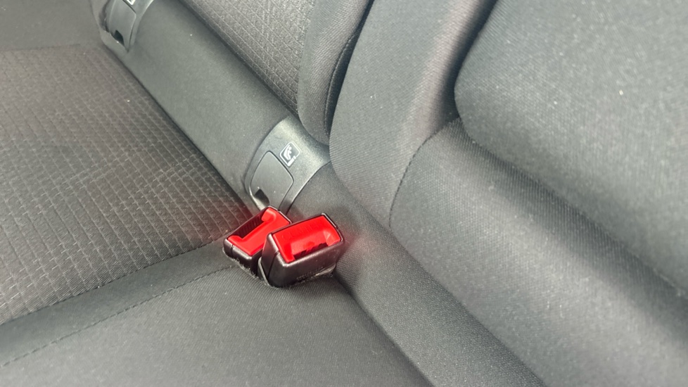 Nissan Qashqai 1.3 DiG-T MH N-Connecta 5dr Petrol Hatchback - Image 17
