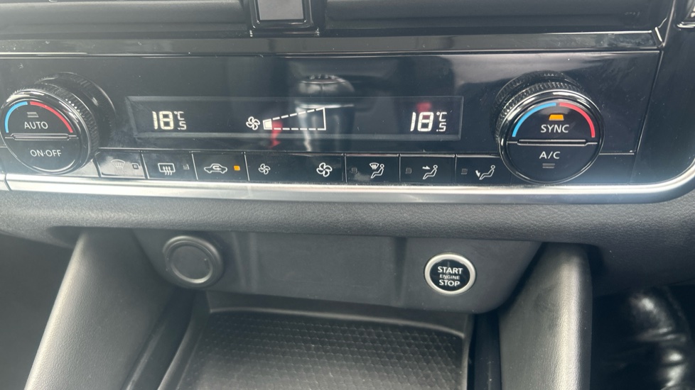 Nissan Qashqai 1.3 DiG-T MH N-Connecta 5dr Petrol Hatchback - Image 25