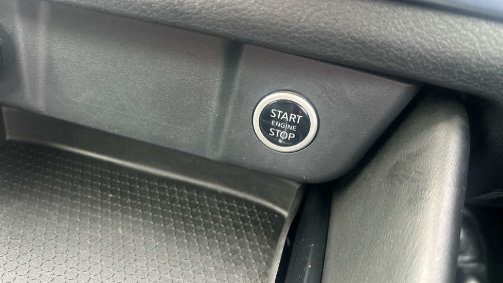 Nissan Qashqai 1.3 DiG-T MH N-Connecta 5dr Petrol Hatchback - Image 27