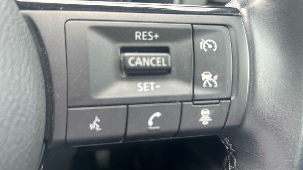 Nissan Qashqai 1.3 DiG-T MH N-Connecta 5dr Petrol Hatchback - Image 28