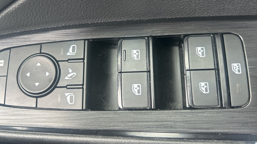 Nissan Qashqai 1.3 DiG-T MH N-Connecta 5dr Petrol Hatchback - Image 32