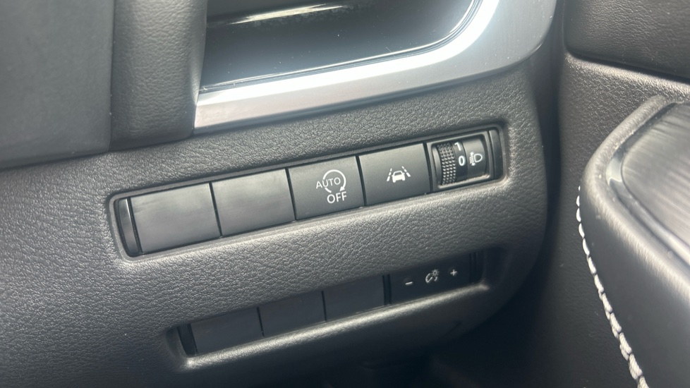 Nissan Qashqai 1.3 DiG-T MH N-Connecta 5dr Petrol Hatchback - Image 33