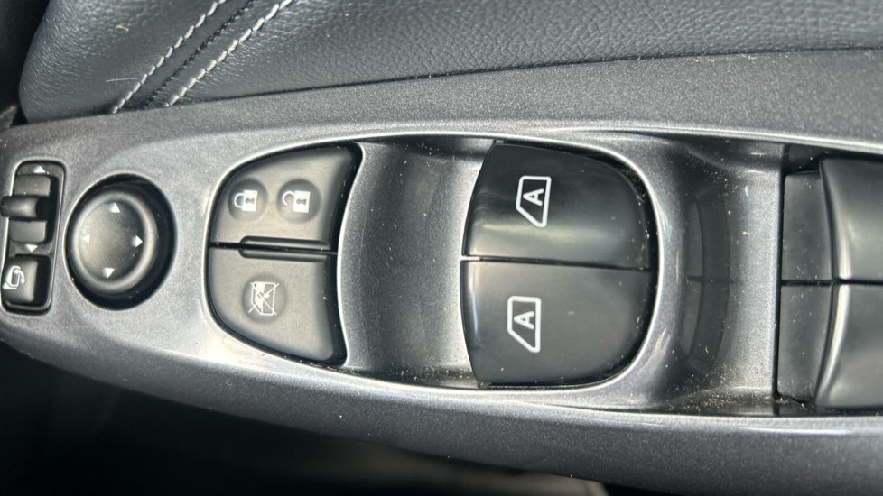Nissan Juke 1.0 DiG-T N-Connecta 5dr Petrol Hatchback - Image 27