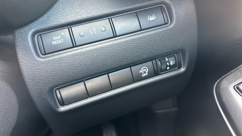 Nissan Juke 1.0 DiG-T N-Connecta 5dr Petrol Hatchback - Image 28