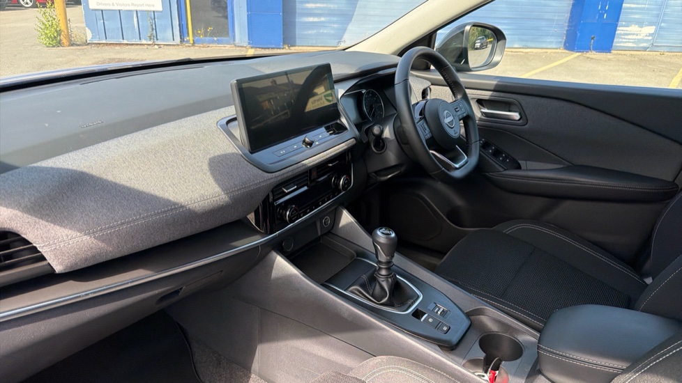 Nissan Qashqai 1.3 DiG-T MH Acenta Premium 5dr Petrol Hatchback - Image 9