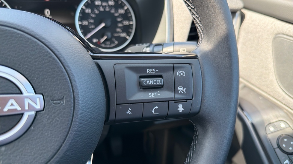 Nissan Qashqai 1.3 DiG-T MH Acenta Premium 5dr Petrol Hatchback - Image 30