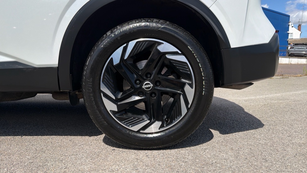 Nissan Qashqai 1.3 DiG-T MH N-Connecta [Glass Roof] 5dr Petrol Hatchback - Image 7