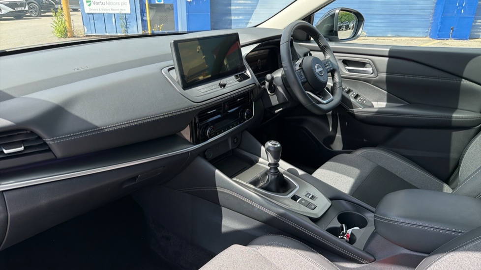 Nissan Qashqai 1.3 DiG-T MH N-Connecta [Glass Roof] 5dr Petrol Hatchback - Image 9
