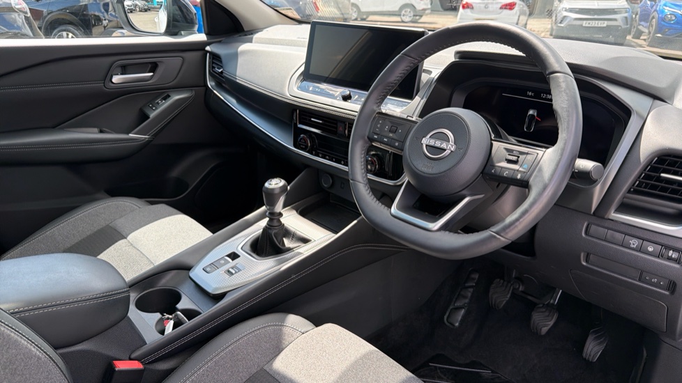 Nissan Qashqai 1.3 DiG-T MH N-Connecta [Glass Roof] 5dr Petrol Hatchback - Image 11
