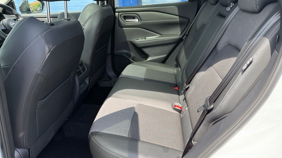 Nissan Qashqai 1.3 DiG-T MH N-Connecta [Glass Roof] 5dr Petrol Hatchback - Image 16
