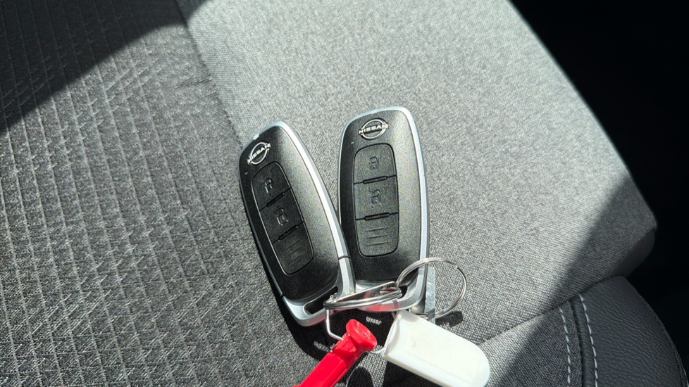 Nissan Qashqai 1.3 DiG-T MH N-Connecta [Glass Roof] 5dr Petrol Hatchback - Image 20