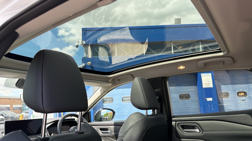 Nissan Qashqai 1.3 DiG-T MH N-Connecta [Glass Roof] 5dr Petrol Hatchback - Image 21