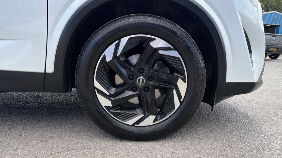 Nissan Qashqai 1.3 DiG-T MH N-Connecta [Glass Roof] 5dr Petrol Hatchback - Image 22