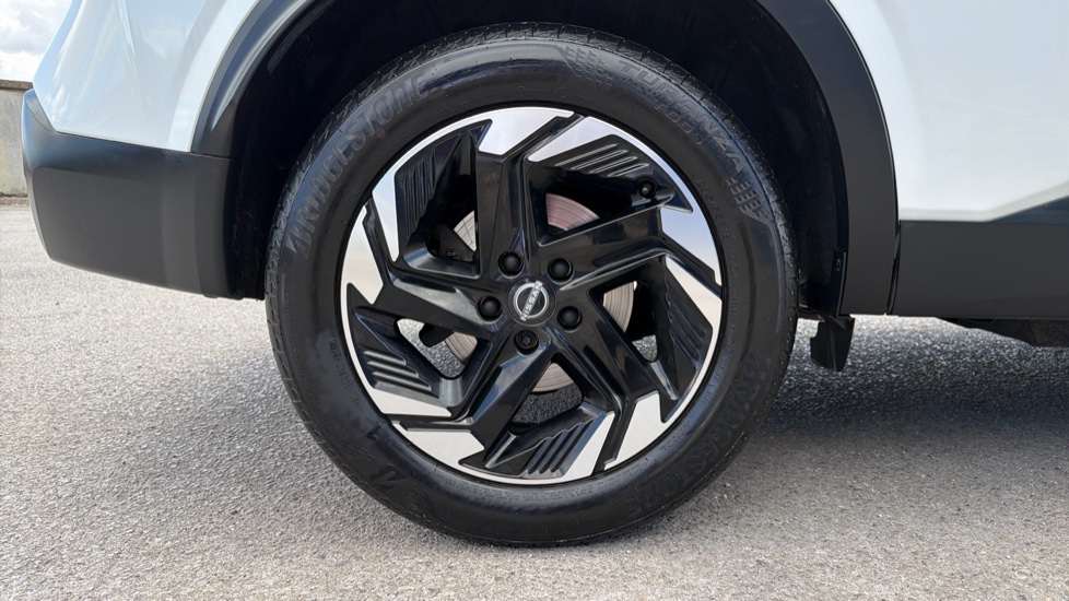 Nissan Qashqai 1.3 DiG-T MH N-Connecta [Glass Roof] 5dr Petrol Hatchback - Image 23