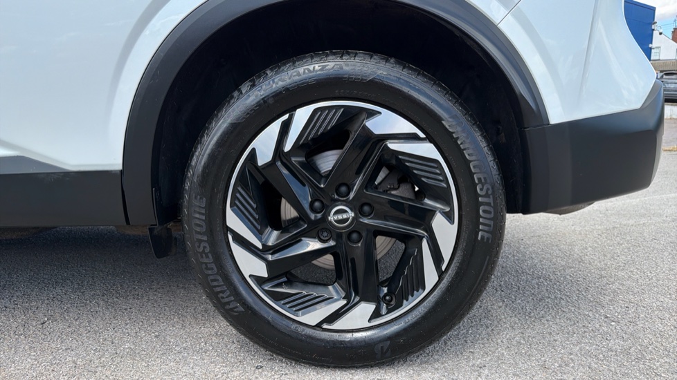 Nissan Qashqai 1.3 DiG-T MH N-Connecta [Glass Roof] 5dr Petrol Hatchback - Image 24